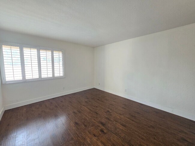 Building Photo - Hawarden Hills Home