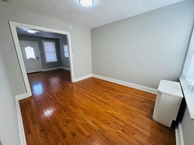 Building Photo - Remodeled 3bd/1 House with Rear yard!! SEC...