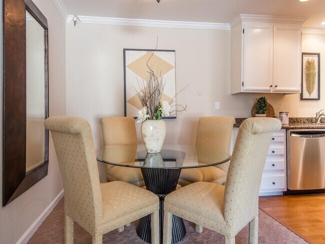 Building Photo - Heart of downtown Los Altos, walk to everything, in a quiet top floor location.