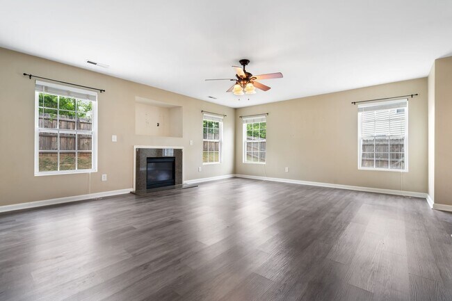 Building Photo - Beautiful 3BR Home with Fenced in Yard & 2-Car Garage in Raleigh