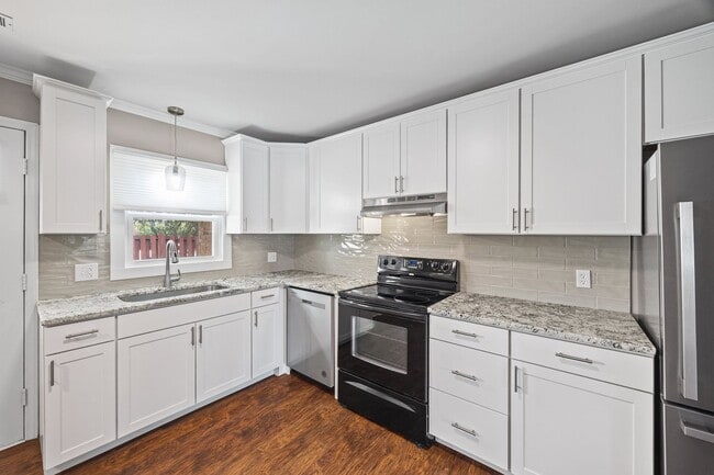 Building Photo - Beautifully updated 2-bed, 1.5 bath Condo in Winn Barr of Rock Hill!