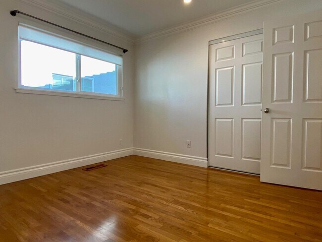 Building Photo - 363 El Portal Way