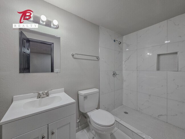 Building Photo - Charming and Newly Renovated 4-Bedroom Hom...