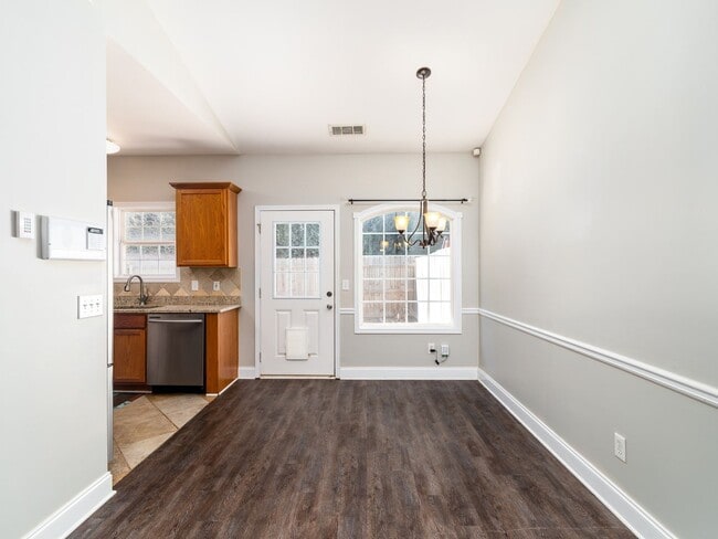 Building Photo - 2 Bedroom 2 Bath Garden Level Condo