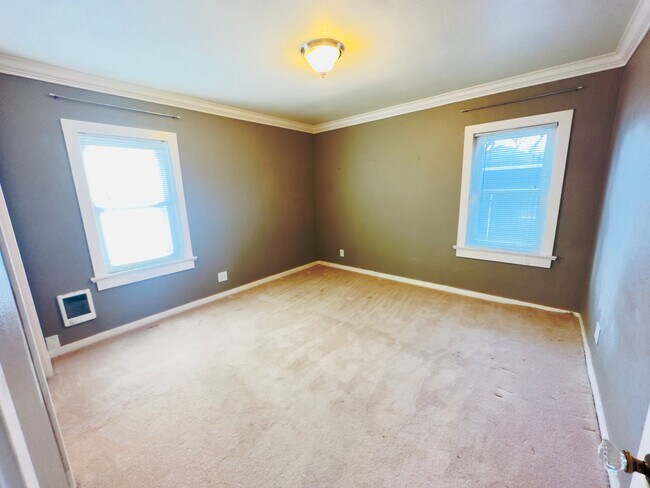 Building Photo - Classic Seattle South Park 2bed/1bath bung...