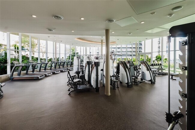 Building Photo - 700 NE 24th St