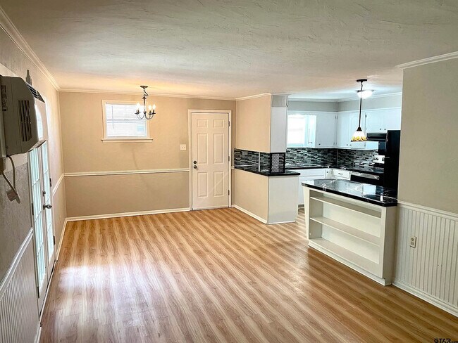 Building Photo - 910 N Newsom St