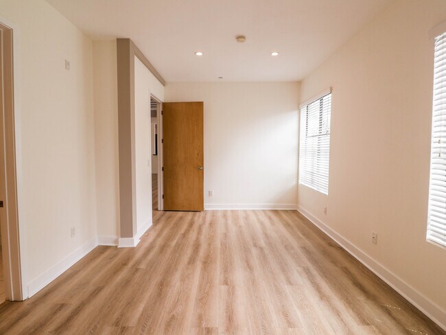 Building Photo - 575 Elm Ave