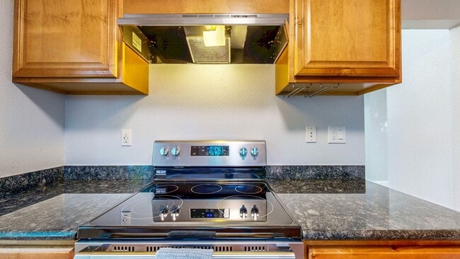 Building Photo - Cozy 2 Bedroom 1.5 Bath with Private Yard and Two Car Garage !