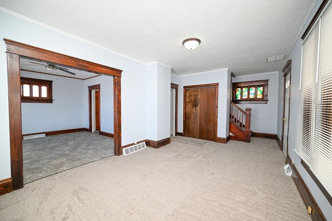 Building Photo - Large 4 Bedroom/2 Bath Home For Rent