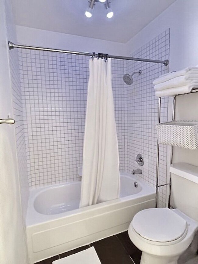 Building Photo - Furnished Cozy 1 Bedroom / 1 Bath Condo - ...