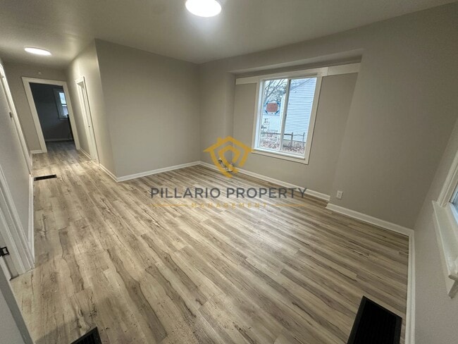 Building Photo - Welcome home to this beautiful 2 bedroom, 2 full bath in Forest Manor, just minutes from the Fair...