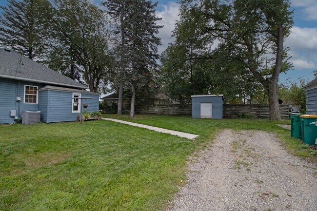 Building Photo - 415 Riverside Ave N