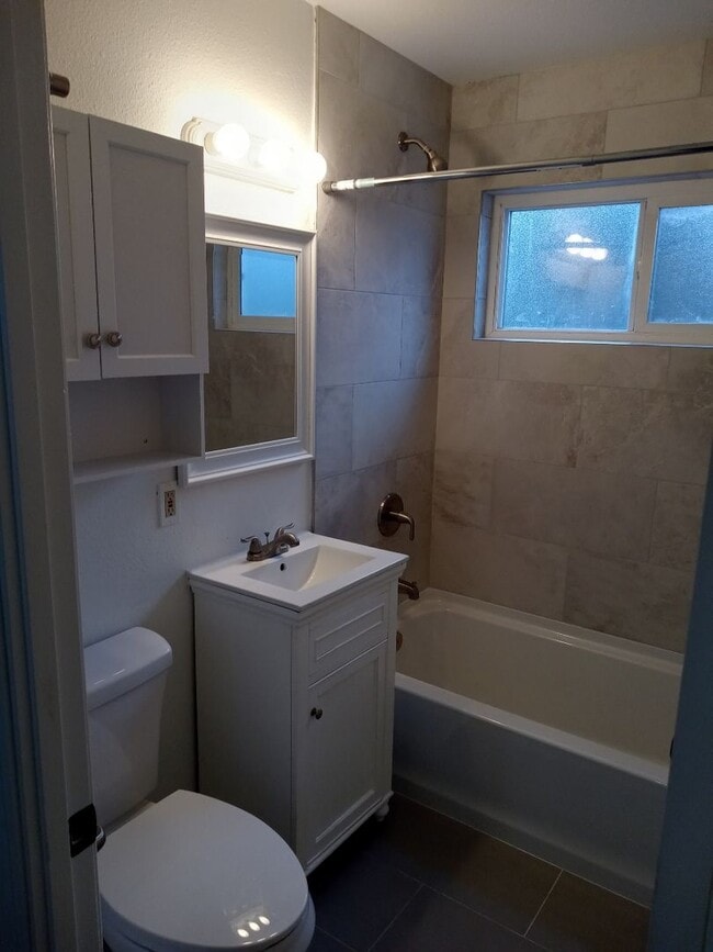 Building Photo - Beautiful No. Highlands 3 Bedroom Remodele...