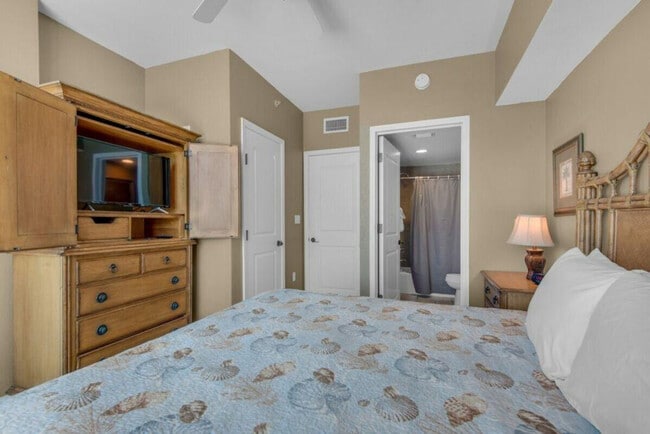 Building Photo - 2 Portofino Dr