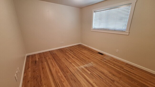 Building Photo - Brand new paint & move in ready 3 bed 1 ba...