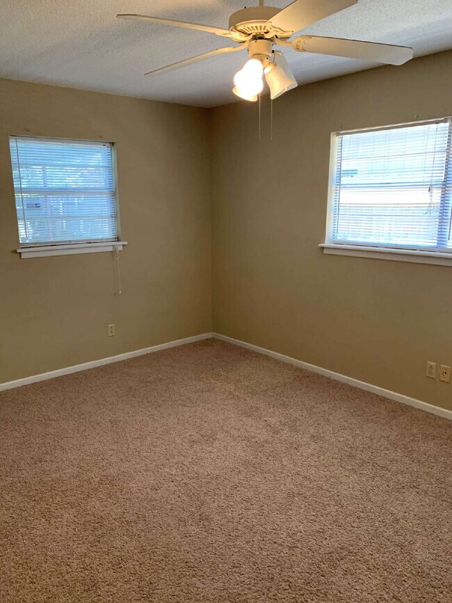Building Photo - Cute Duplex Super Close to Campus!