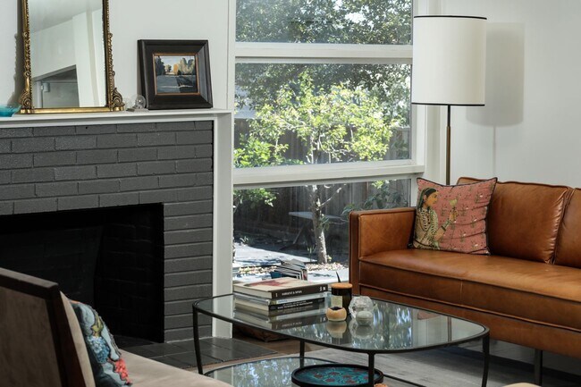 Building Photo - Updated home with spacious yard