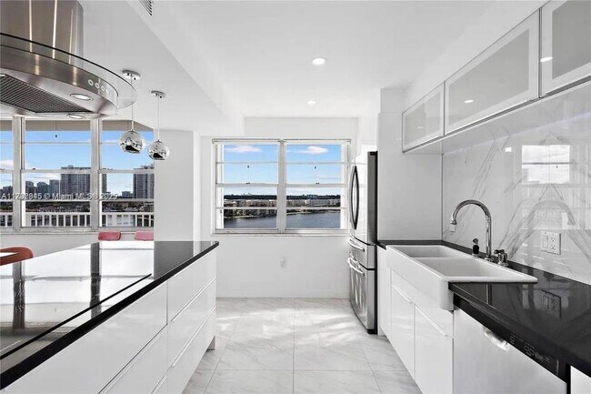 Building Photo - 2 bedroom in Aventura FL 33160