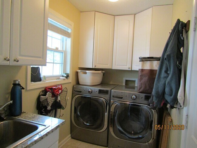 Building Photo - 802 Greenview Cir