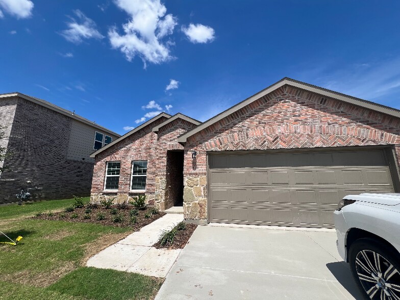 Primary Photo - 16044 Isles Dr