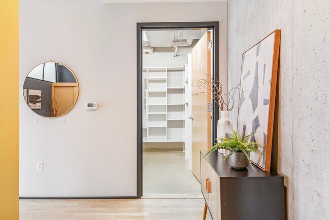 Building Photo - Elizabeth Lofts - 7th floor north facing p...