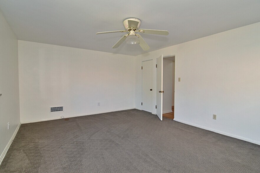 Building Photo - 2027 Riverside Dr