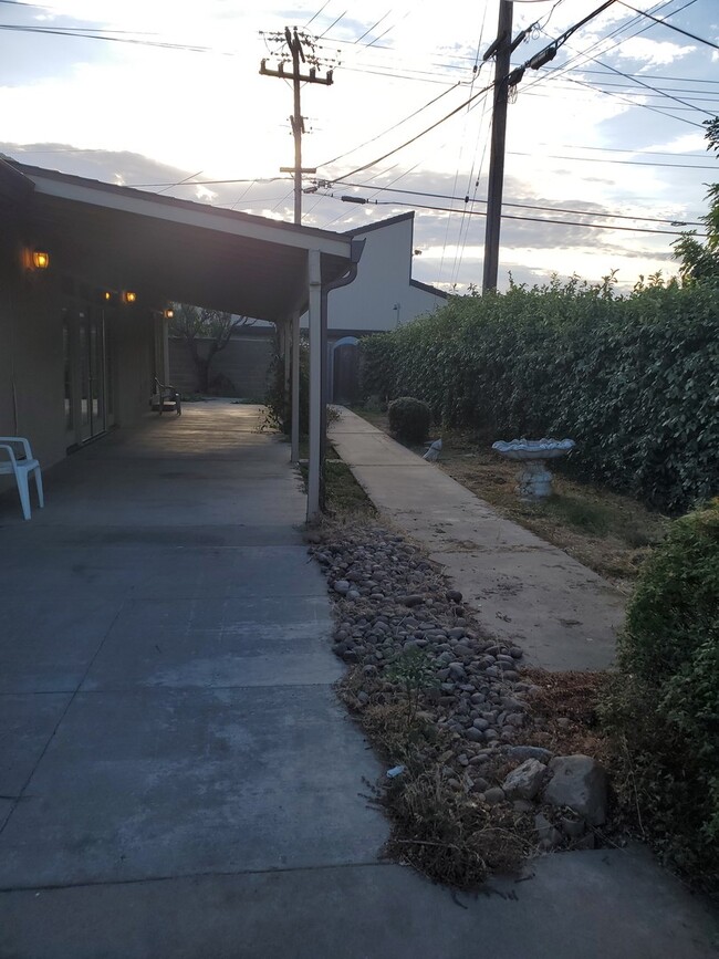 Building Photo - Modesto 3 bedroom 2.5  bathroom off McHenry