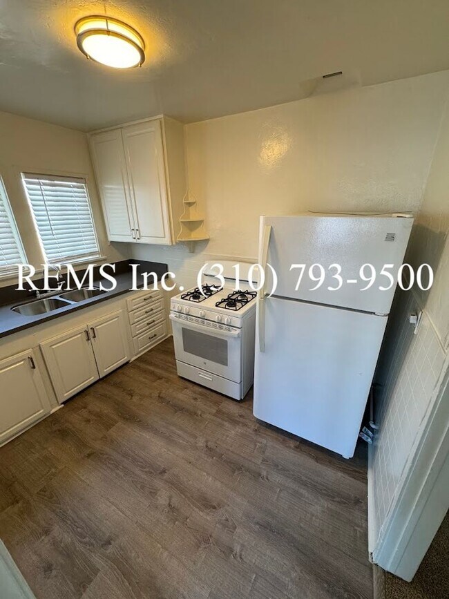 Building Photo - Refurbished Upstairs Apartment w/ Parking
