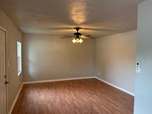 Building Photo - Cute Two bedroom home for rent