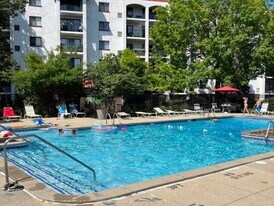 Building Photo - 450 Plum Creek Dr