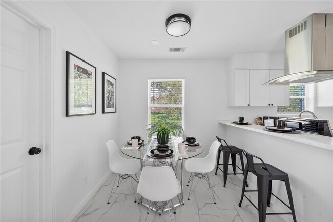 Building Photo - 5943 Greenmont Dr