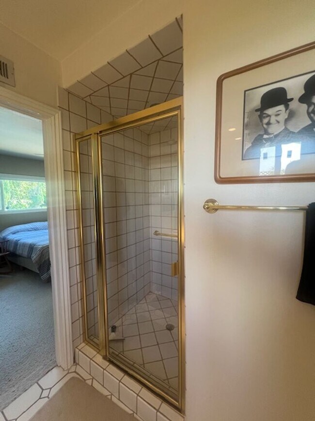 Building Photo - Beautiful One Level, 3 Bedroom, 3 Bathroom Tarzana Pool Home for Lease!