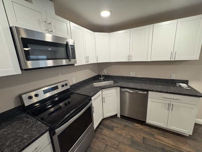 Building Photo - Central location - unit in cozy 4 plex setting with off street parking