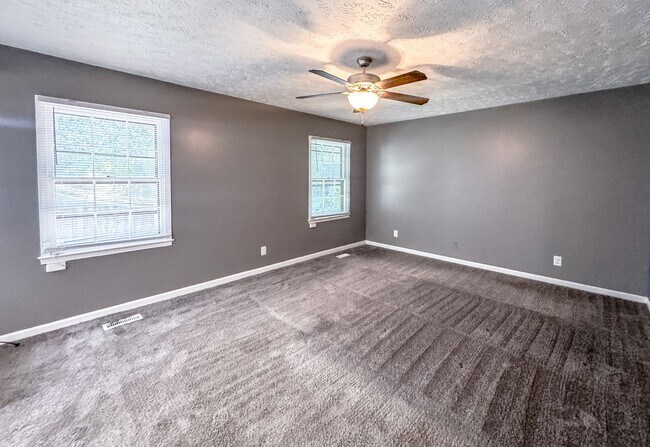 Building Photo - Charming 3 Bed 2.5 Bath Fayetteville Home
