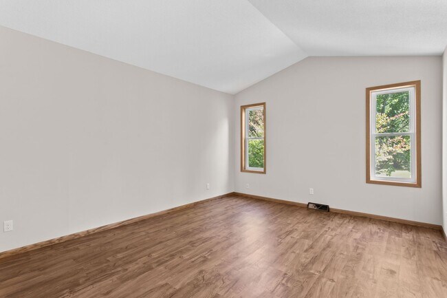 Building Photo - Rent in Andover 4 bd 3 ba 5 garage stalls, 1 AC avail NOW: $2,895/mo plus utilities.