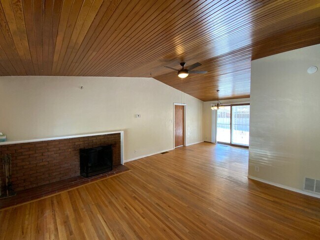 Building Photo - 3 Bedroom Single Story Home Available Near...