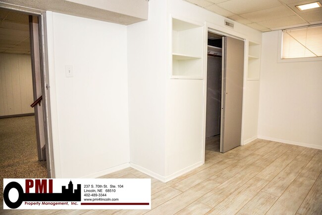 Building Photo - 3 Bedroom and 1.5 bathroom House for rent