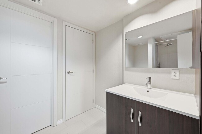 Building Photo - Beautiful Condo in Carrollton!