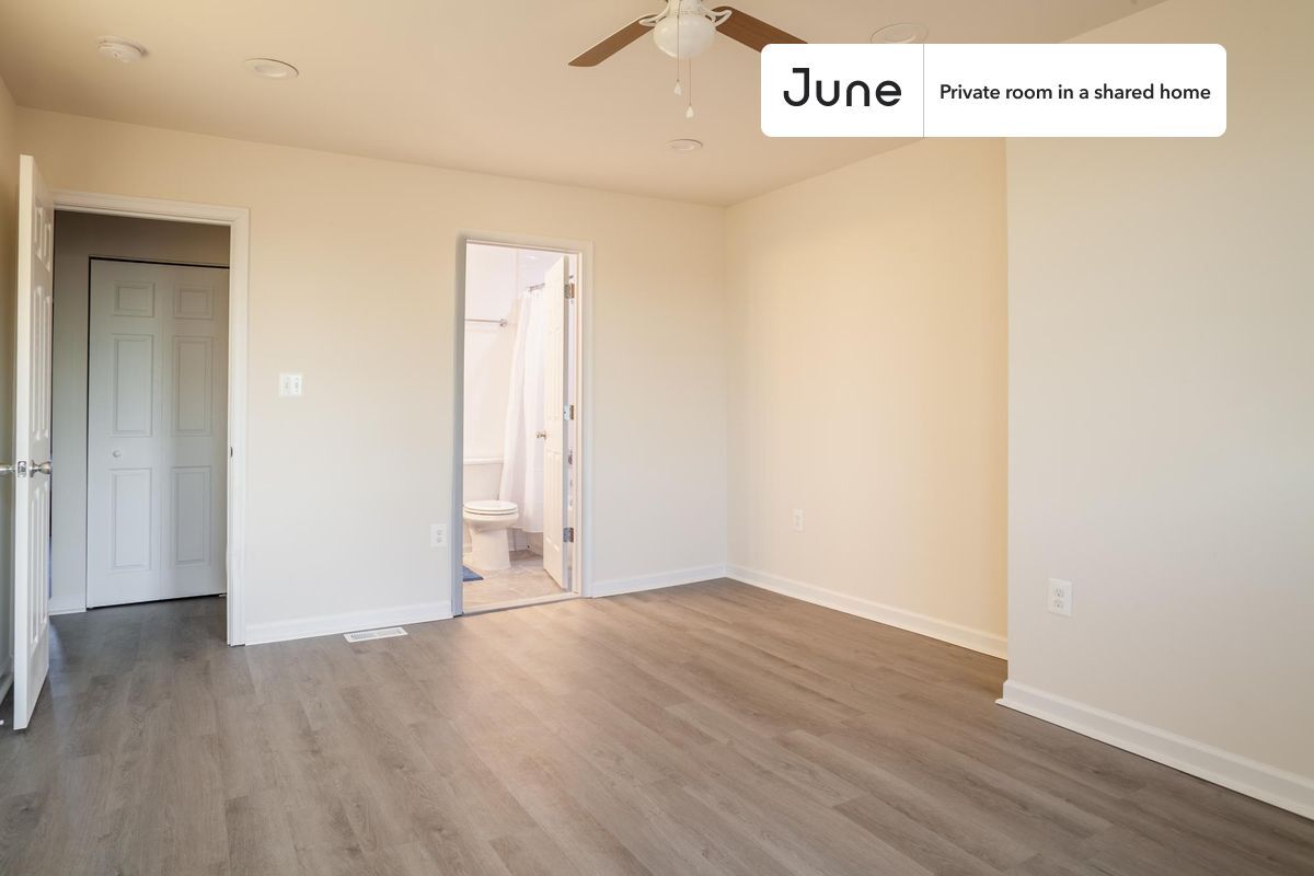 Building Photo - Private bedroom in 4 bed/3.5 bath Home