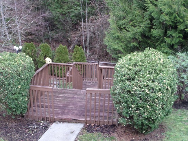 Building Photo - Large 3-Bedroom House w/New Carpet in Grea...