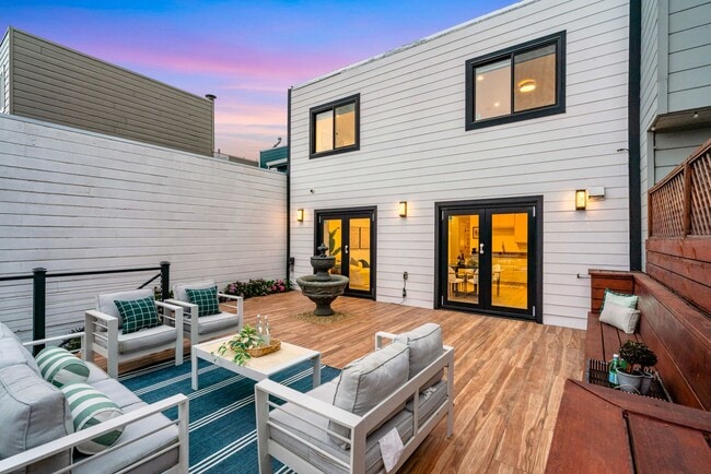 Building Photo - Updated and Modern 4 Bed + Office, 3.5 Bat...