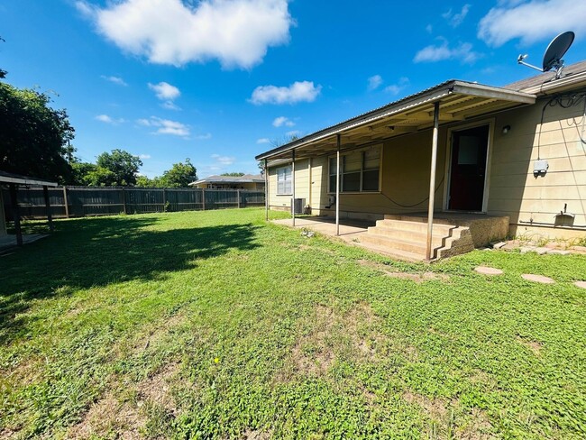 Building Photo - 2019 Curtis Dr