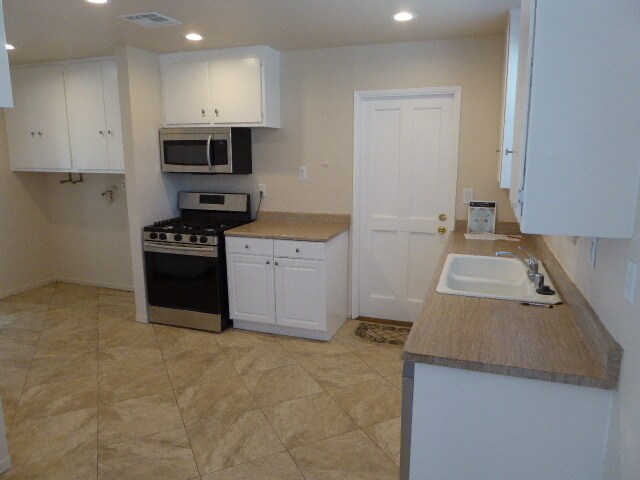 Building Photo - COMING SOON! Beautifully Remodeled Single-...