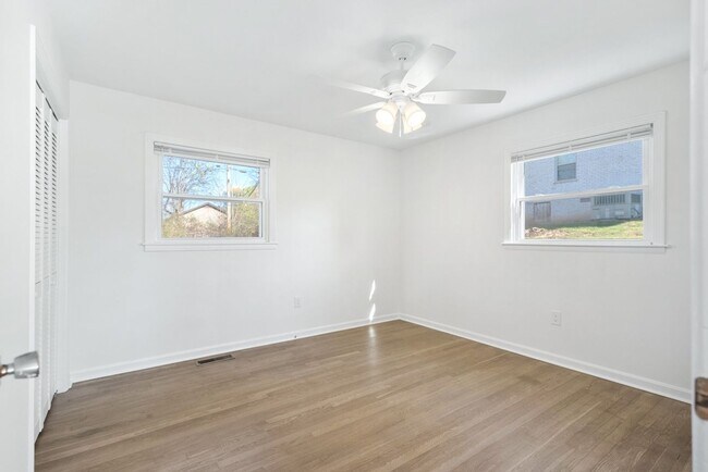 Building Photo - Renovated 4 Bed, 4 Bath Single Level Home, No HOA