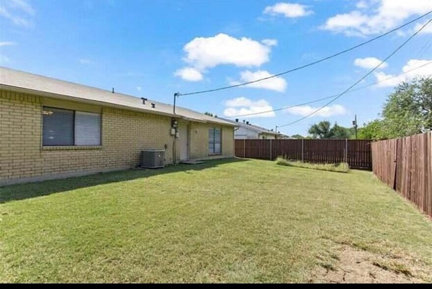 Spacious fenced backyard, perfect for pets to roam freely and for hosting gatherings. - 537 Hanover Dr