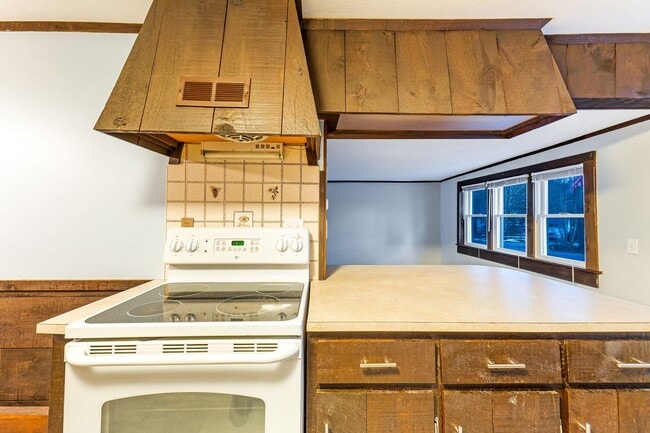 Building Photo - 381 Littlefield Rd