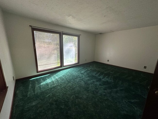 Building Photo - 6 BR 3 BA House in Colonial Hill Community