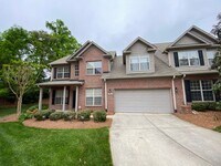 Building Photo - Townhome in a great location!