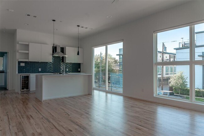 Building Photo - 5931 Ross Ave